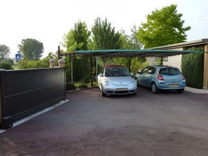 Chambre d'hôtes avec parking clos et ombragé pour voitures avec prise renforcée pour véhicules électriques